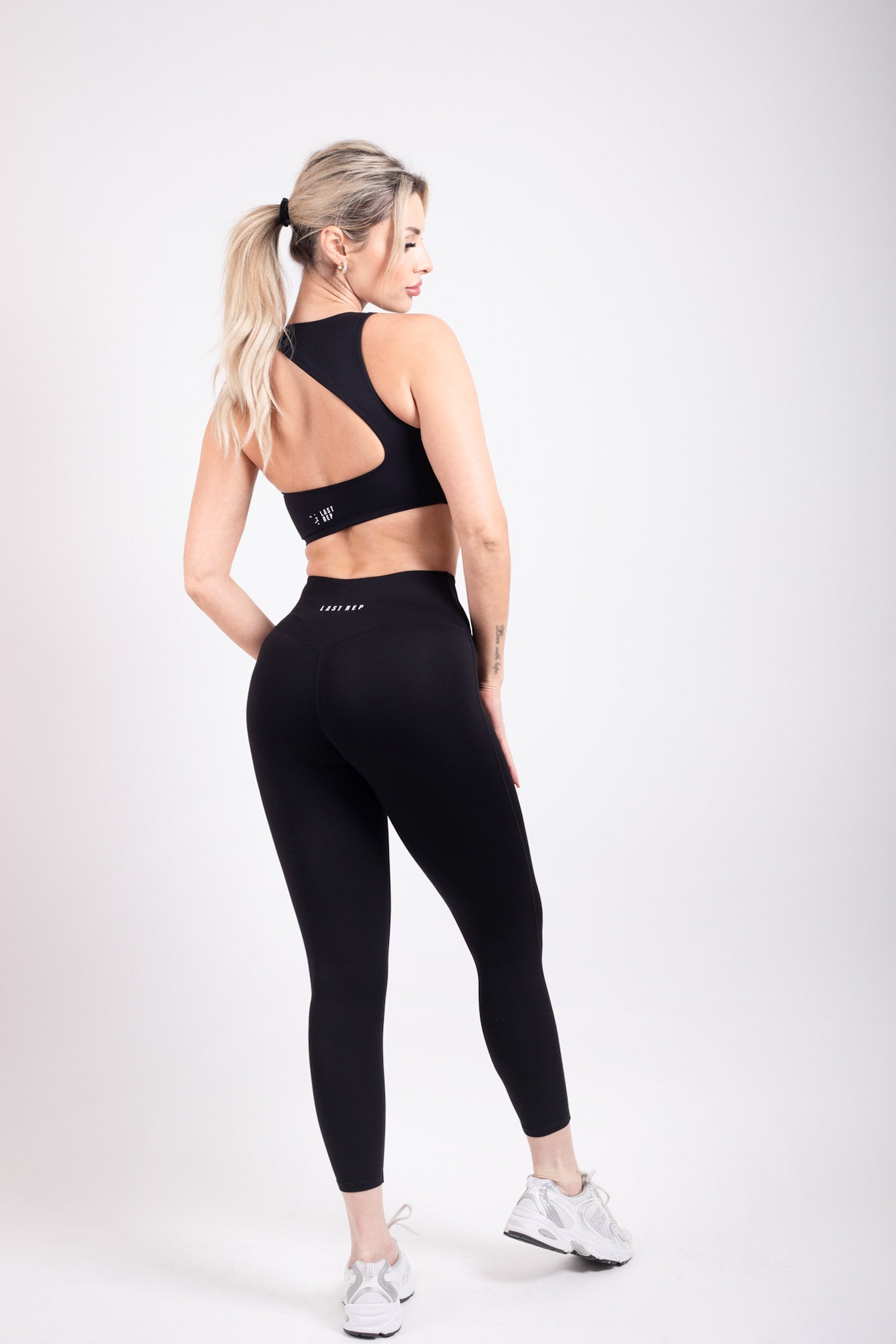 The Diva Backless Yoga Set Black